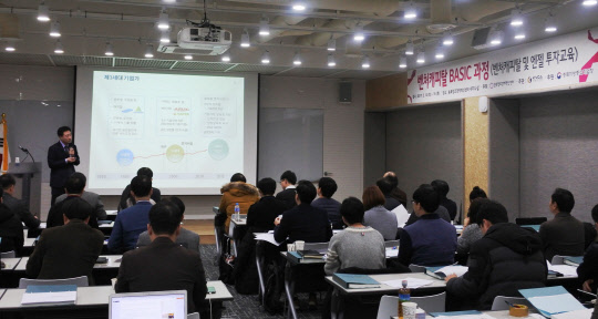 LG유플러스와 충북창조경제혁신센터가 우수 스타트업, 벤처기업을 발굴해 아이디어와 기술 개발 등을 지원하는 '정보통신기술(ICT) 캠프'를 개최한다. ICT 캠프 참여를 희망하는 기업은 4월 16일까지 충북창조경제혁신센터 홈페이지를 통해 지원서와 사업계획서를 제출하면 된다. 충북창조경제혁신센터에서 스타트업 및 벤처기업 관계자들이 벤처캐피탈 강의를 듣고 있다. <LG유플러스 제공>